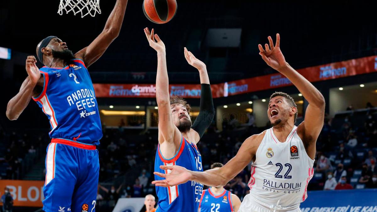 Se midió ante el Anadolu Efes y perdió en el último minuto