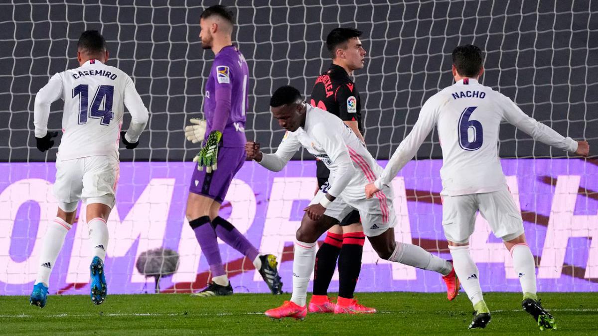 Un gol de Vinicius en el minuto 89 mantiene a los blancos en la carrera por el título