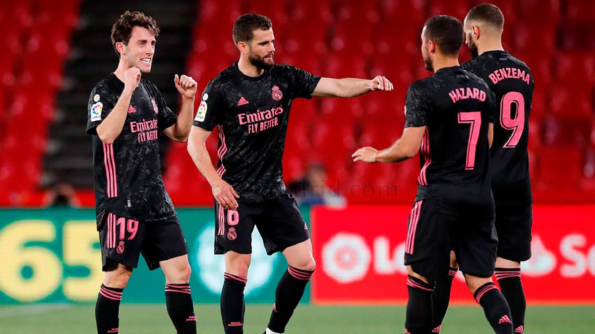 Los blancos se llevaron los tres puntos tras ganar en Los Cármenes por 1-4