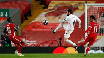 Los blancos pasan a la siguiente fase tras ganar en la ida al Liverpool por 3 a 1 y quedar empate a 0 en la vuelta