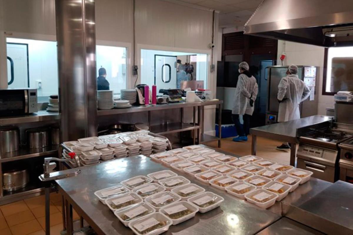 Los miembros de Protección Civil entregan a domicilio más de 150 menús diarios