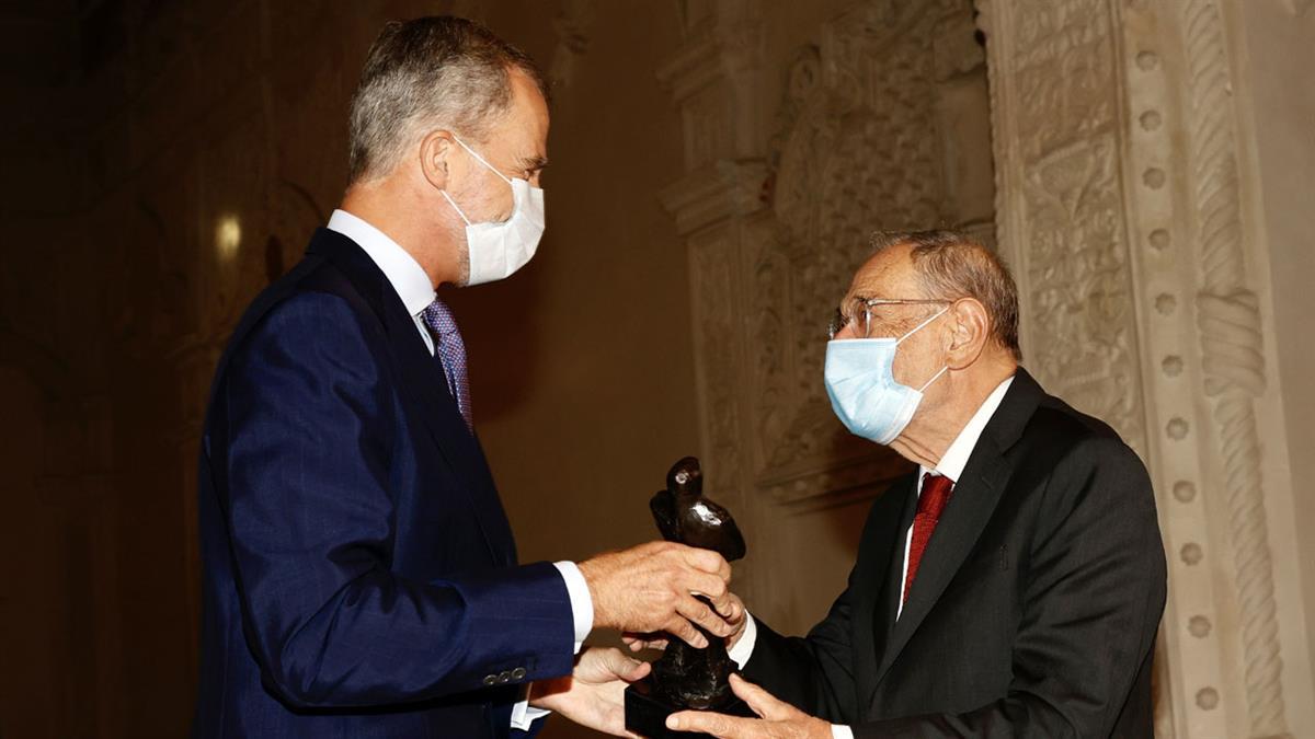 Javier Solana recibe el premio a una Trayectoria Fulbright de manos de su Majestad, el rey
