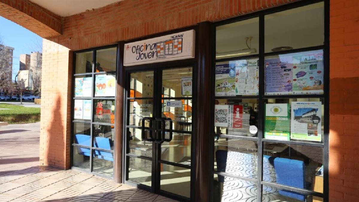 El Rompeolas ofrece unos talleres para los jóvenes 