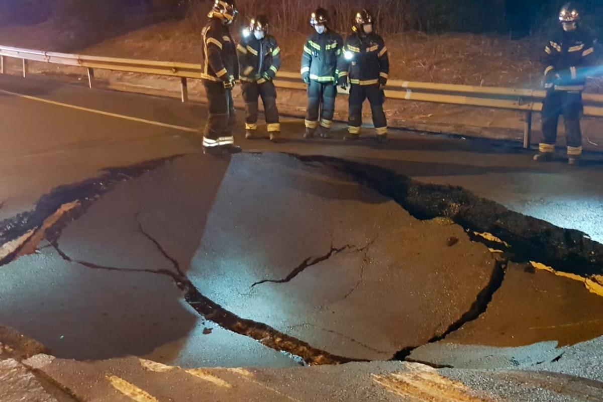 El hundimiento ha sido provocado por una avería en la Red del Canal de Isabel II esta madrugada