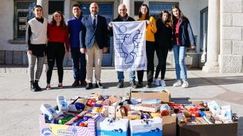 Este club deportivo de Colmenar Viejo ha entregado al alcalde, Jorge García Díaz, la comida donada a este banco de alimentos 