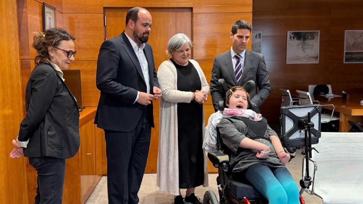 El Consejero de Educación recibió e la primera joven con ELA en España en acceder a la universidad 