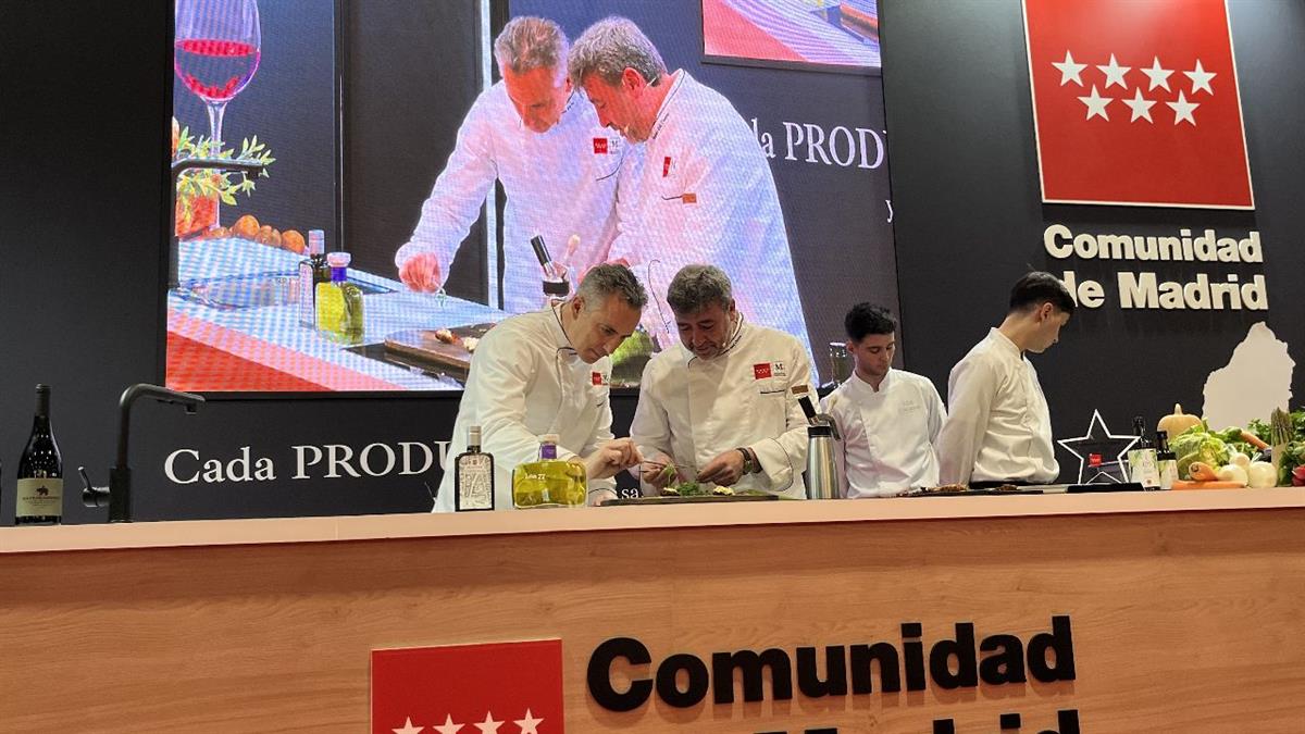 El alcalde de Aranjuez, Miguel Gómez, ha acompañado al cocinero durante el acto de inauguración de Madrid Fusión, en IFEMA