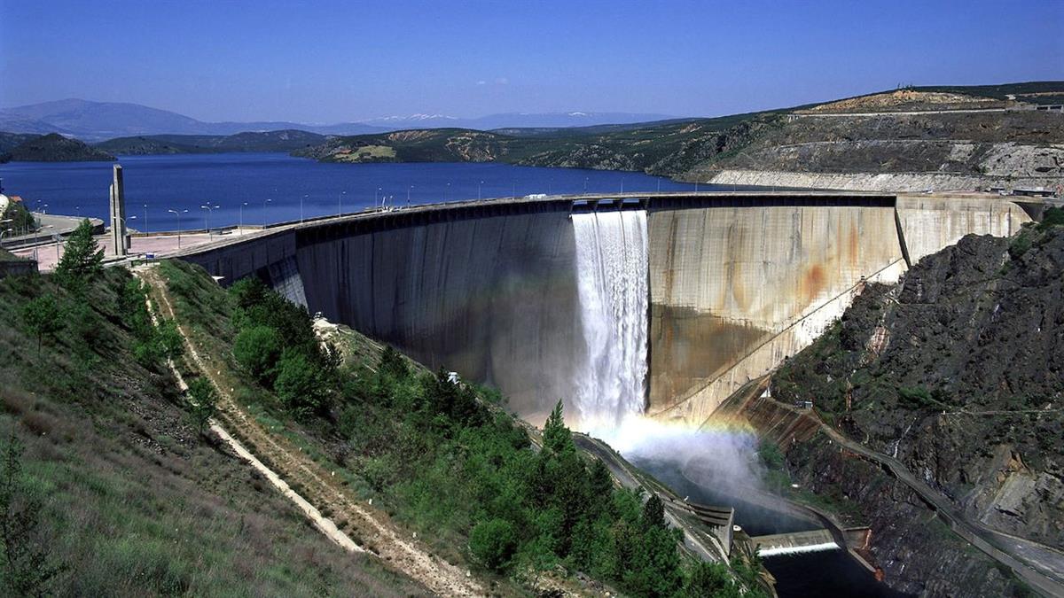 El Canal de Isabel II mantiene una situación hidrológica de normalidad, aunque alerta del aumento de consumo de agua las próximas semanas por las altas temperaturas