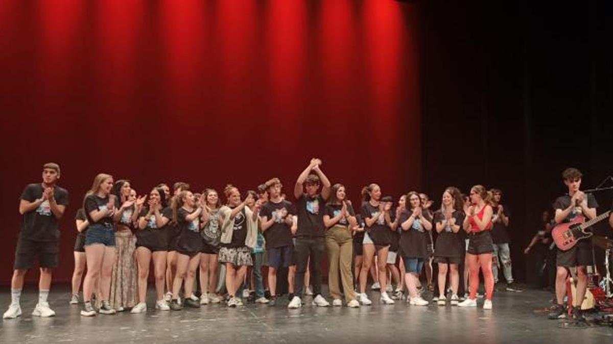 La compañía teatral del I.E.S Calderón de la Barca interpretó su musical 'Bailaré sobre tu tumba'