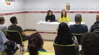 La alcaldesa, Sara Hernández ha acudido a un encuentro en el Ayuntamiento de Getafe junto a la concejala de Limpieza en el que les ha felicitado