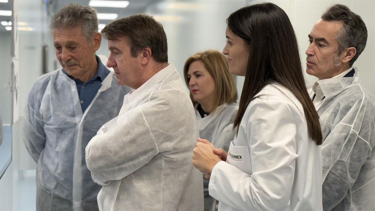 El alcalde de Tres Cantos, Jesús Moreno ha visitado la empresa biotecnológica que prevé superar los 100 empleados en poco tiempo