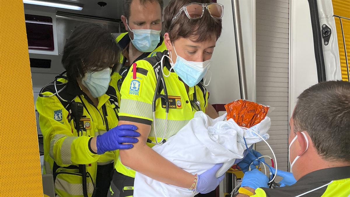 Los hechos ocurrieron ayer en Aluche y el bebé continúa en el Hospital