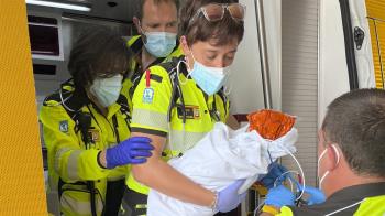 Los hechos ocurrieron ayer en Aluche y el bebé continúa en el Hospital