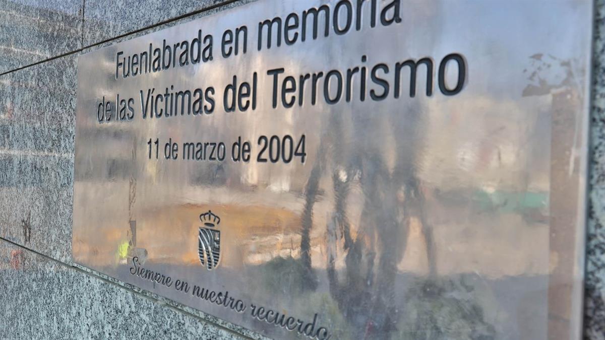 El Ayuntamiento organiza esta tarde un acto conmemorativo y una ofrenda floral junto a la escultura Metáfora del Fuego en recuerdo de las 192 víctimas de los atentados, entre ellas seis vecinos de la ciudad
