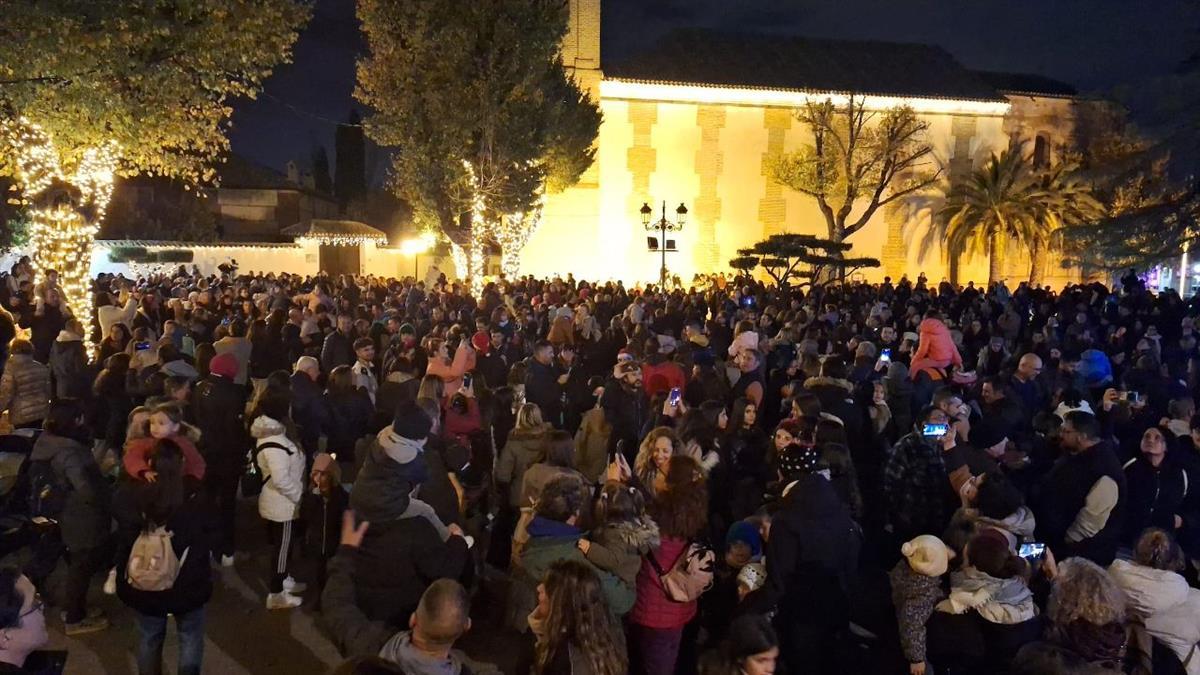Los cuberos y cuberas llenaron la Plaza de la Constitución y disfrutaron con el espectáculo navideño