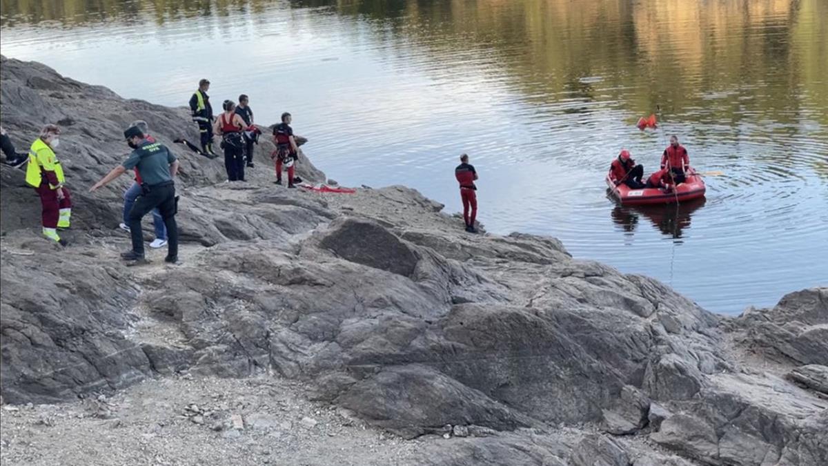 El chico, de 23 años, estaba con su pareja y su hermana cuando cayó al agua sin saber nadar