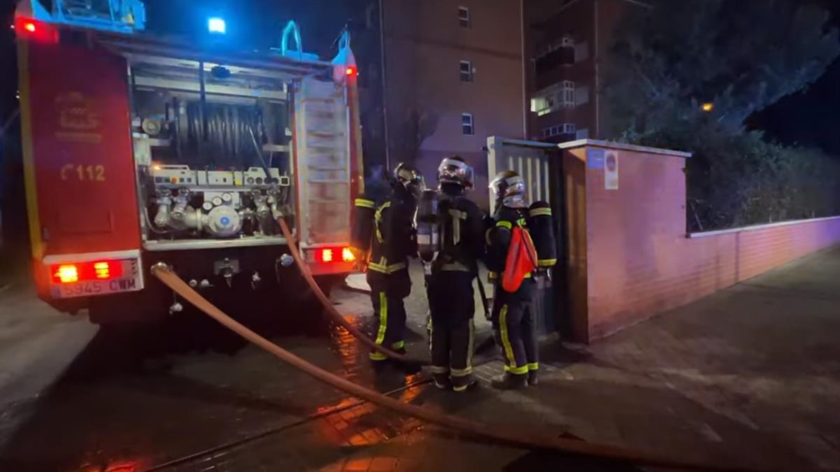 Un incendio arrasa con varias salas de un garaje de la ciudad