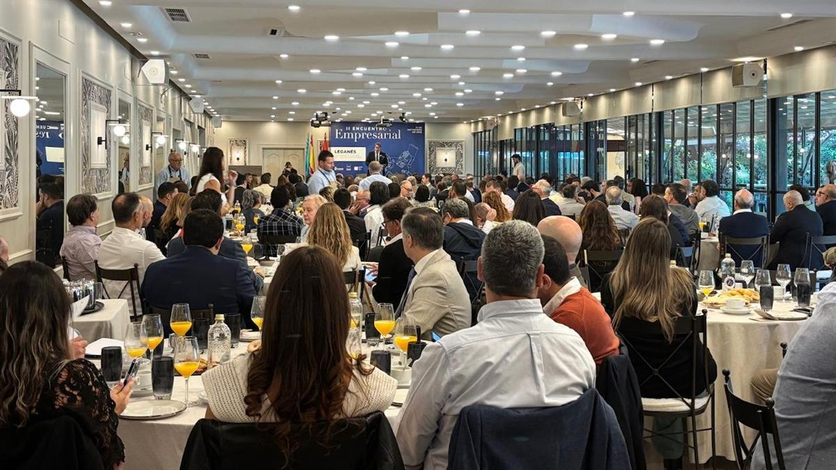 La consejera de Economía, Rocío Albert, el alcalde de Leganés, Miguel Ángel Recuenco; y el presidente de UNELE han participado en el II Encuentro Empresarial de la ciudad