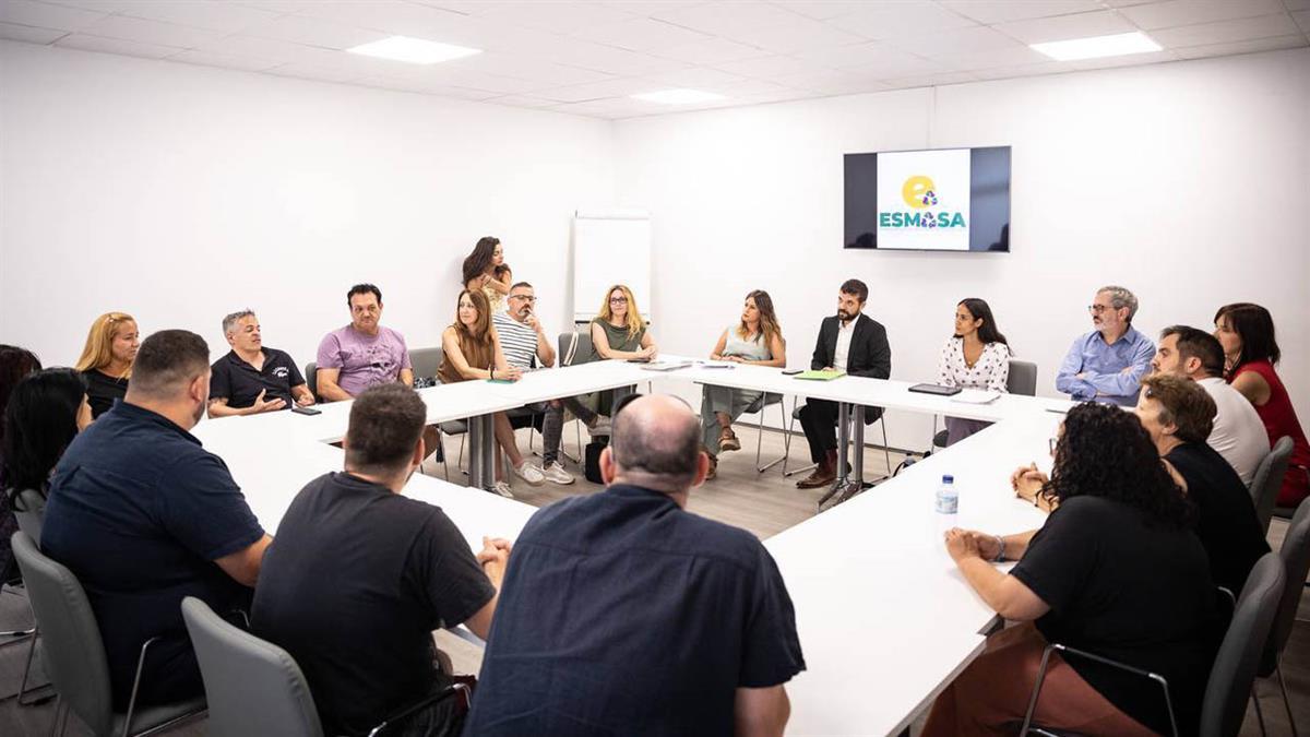Tesh Sidi, Alejandra Jacinto y Carlos Martín se han reunido con los trabajadores de la empresa pública