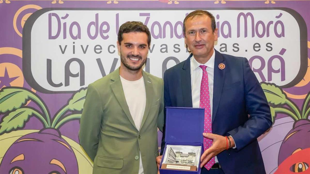 Reuniendo a vecinos de la localidad originarios de Cuevas Bajas