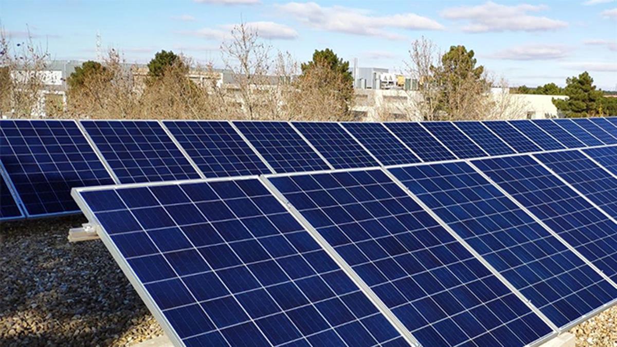 Insta en incorporar a los presupuestos una partida de gasto para licitar la instalación de una planta fotovoltaica