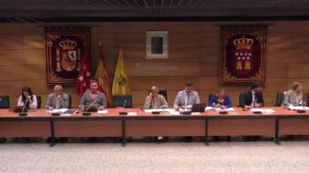 La alcaldesa de Collado Villalba reprende a uno de sus concejales y corta el turno de palabra a otro