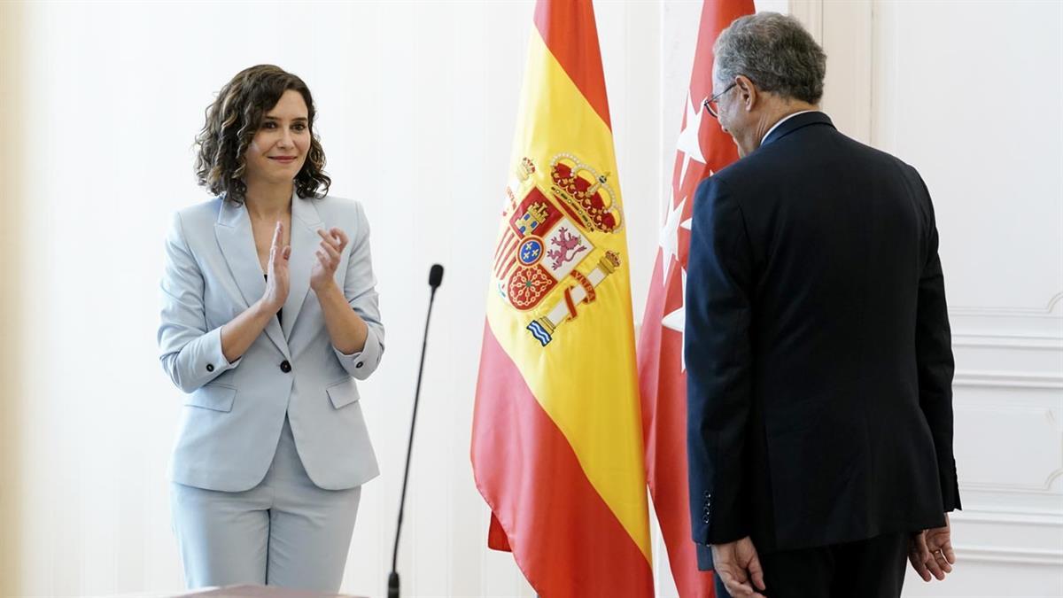 La presidenta de la Comunidad de Madrid ha destacado su trayectoria laboral
