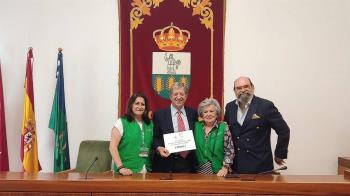 El alcalde de Villanueva de la Cañada ha entregado la recaudación del Mercado Solidario de Libros 