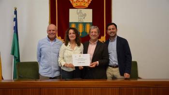 El alcalde ha entregado los 2.000 euros recaudados gracias al XIII Torneo de Pádel Solidario