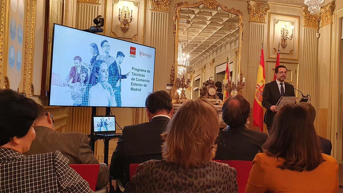 La región selecciona los estudiantes con mejores notas para reforzar su formación en otros países