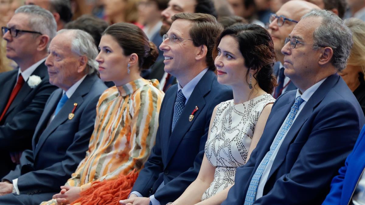 La presidenta de la Comunidad acude al acto de entrega junto con el alcalde de la capital, José Luis Martínez-Almeida