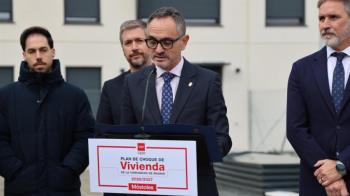 El alcalde y el consejero de Presidencia, Justicia y Administración Local realizan la entrega de llaves de 300 viviendas