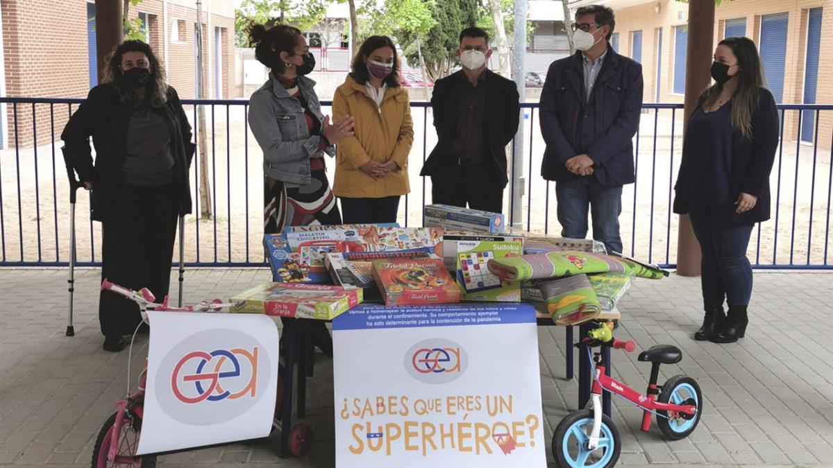 El CEIP Emperador Carlos V de Getafe ha acogido la entrega de juguetes
