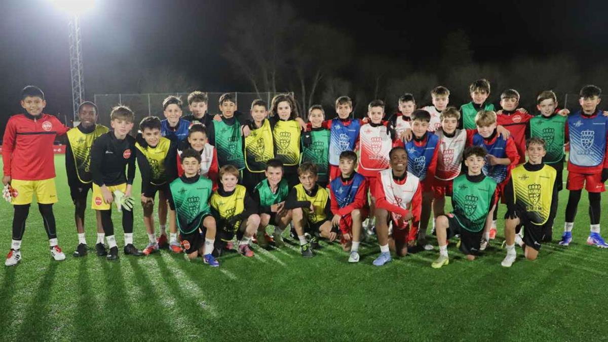 El seleccionador y sus ayudantes observaron el comportamiento en el juego de los 30 futbolistas