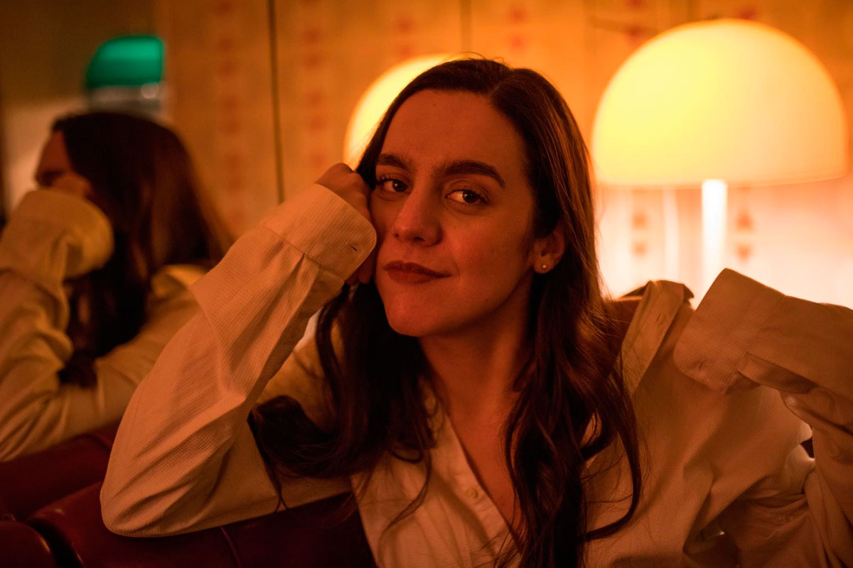 La artista nos presenta su primer trabajo de composición propia, 'Ay amor', bajo el sello de Warner Music