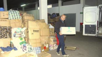 Un furgón cargado de productos básicos acerca la ayuda a los afectados por el terremoto