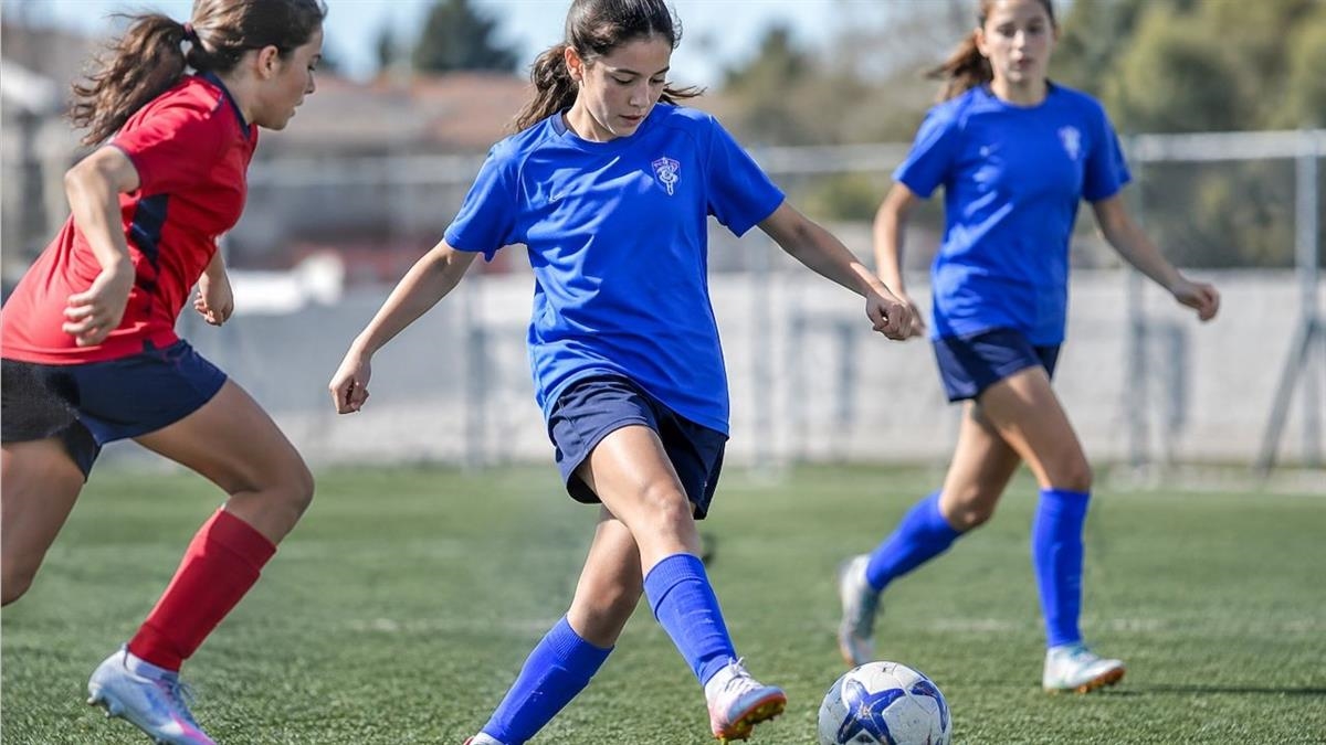 La Escuela Municipal de Fútbol pone en marcha este nuevo proyecto para fomentar la práctica deportiva entre niñas y mujeres, ampliando la oferta deportiva del municipio