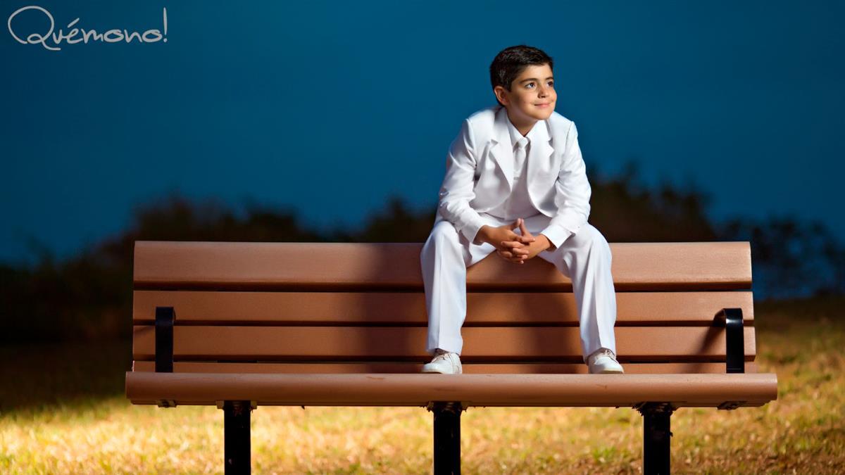 La elección del traje de comunión para un niño es un momento especial y significativo