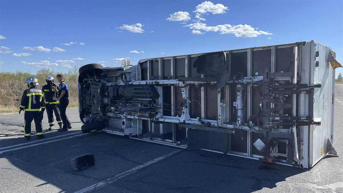 Un turismo choca frontalmente con un camión y lo vuelca