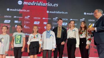El consejero Ossorio ha entregado un premio, otorgado por el periódico digital Madridiario a estos estudiantes