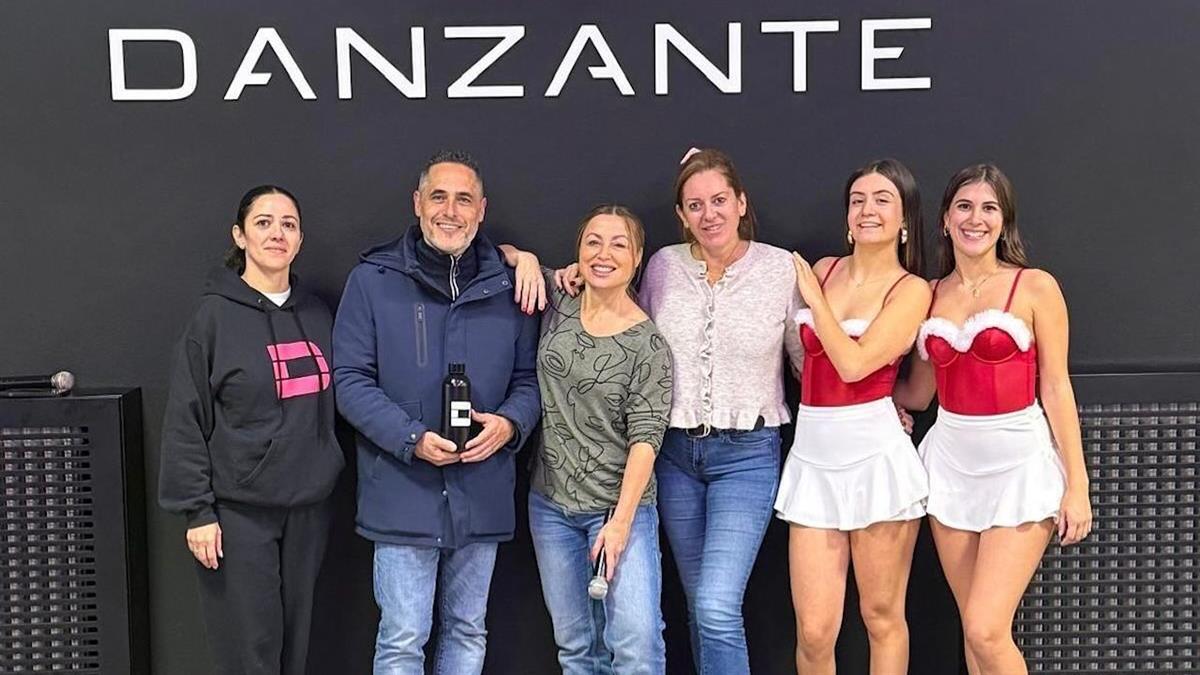 Son alumnas de la Escuela Municipal Danzante y acompañaron a la cantante en su actuación en TVE