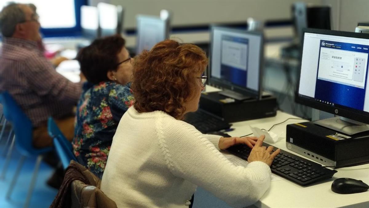 Más de 200 personas participan en cursos en los que aprenden a usar el móvil, aplicaciones de mensajería o mapas