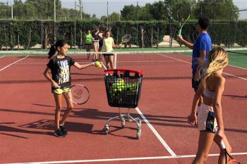 Lee toda la noticia 'La Escuela Tenis Sanfer abre el periodo de inscripción para su academia de tenis de verano'