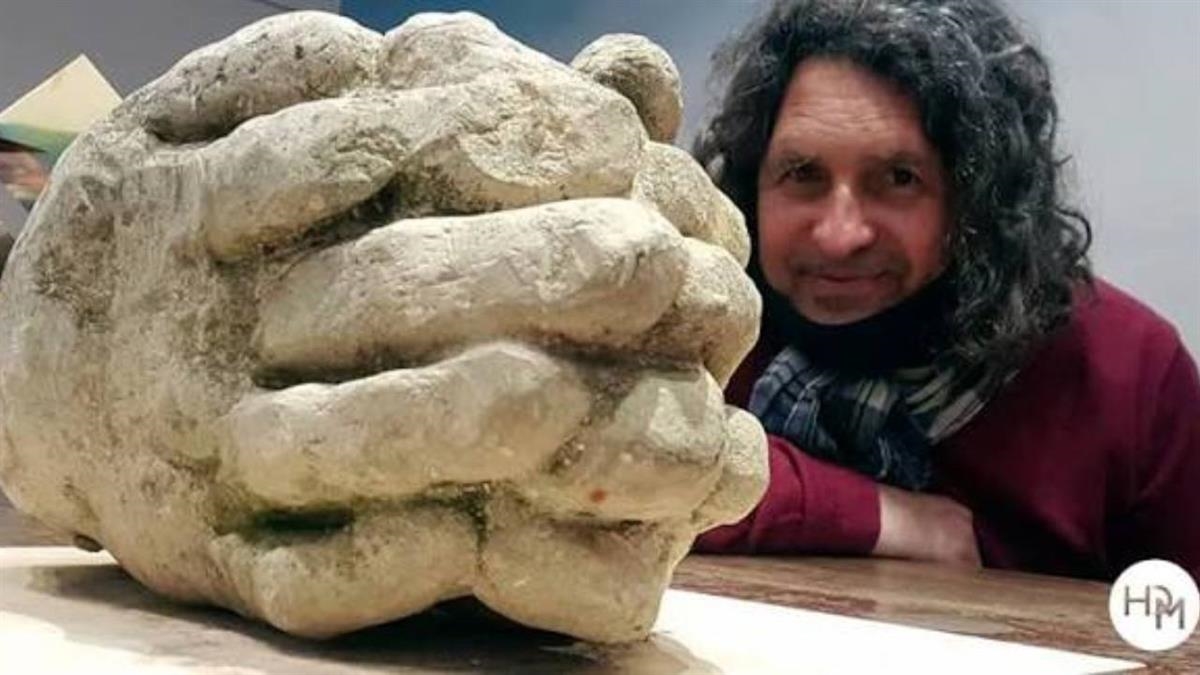 La obra del artista Héctor Delgado destaca por su estilo neorrománico y primitivista