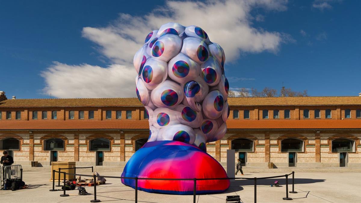 La pieza The Eye, instalada al aire libre, es obra de Cool Shit Collective
