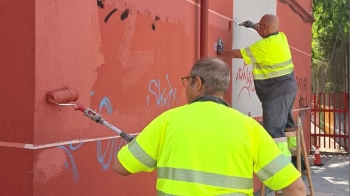 La empresa ha limpiado grafitis y pintadas de once fachadas 
