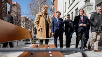 El alcalde ha visitado el recién remodelado entorno del CEIP Claudio Moyano
