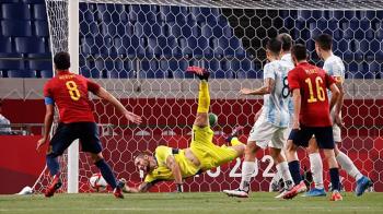 El combo español ha empatado contra Argentina y pasa de ronda sufiendo