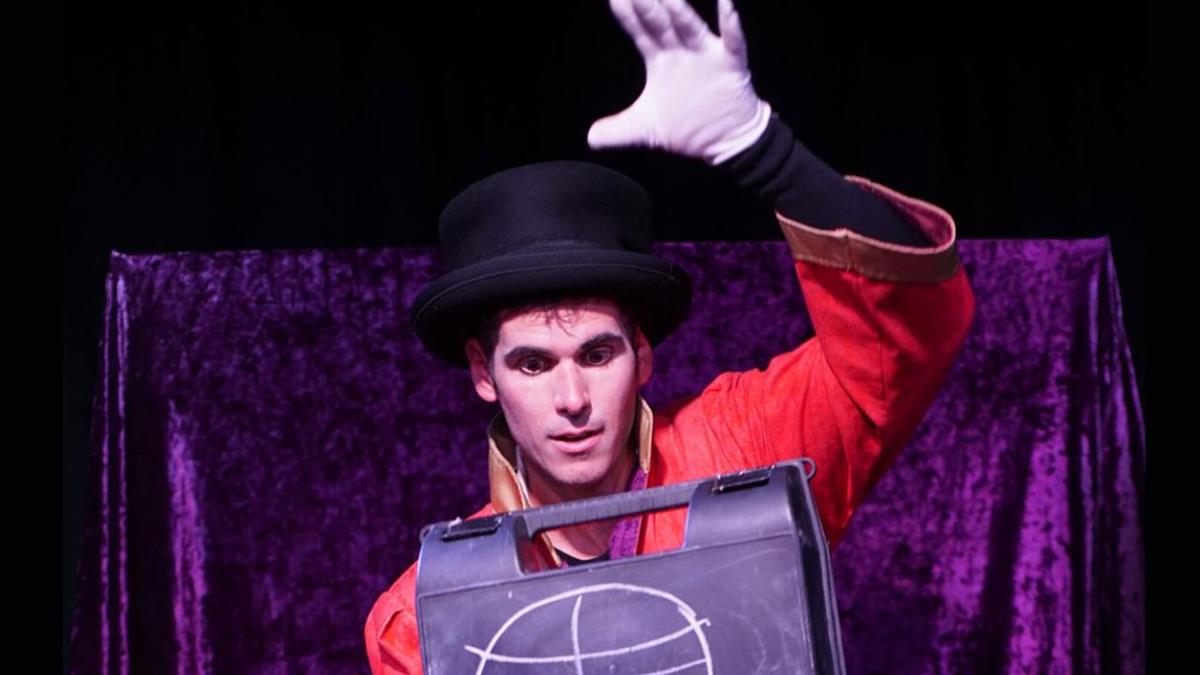 Álex Herrán muestra sus trucos en el espectáculo familiar 'Alacasín'