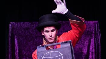 Álex Herrán muestra sus trucos en el espectáculo familiar 